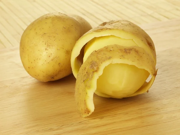 Mezza patata pelata — Foto Stock