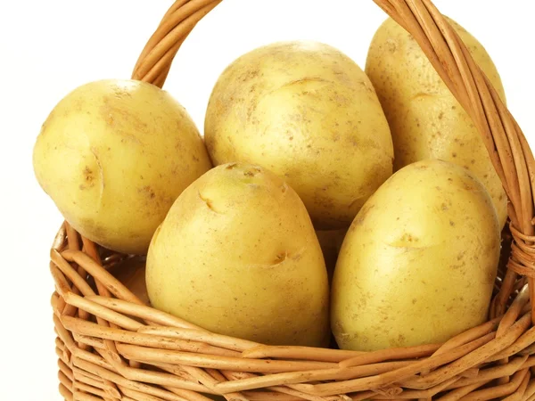 Korbflechter mit Kartoffeln, Nahaufnahme — Stockfoto