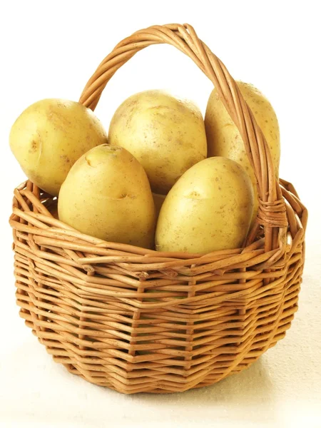 Potatoes in basket, isolated — Stock Photo, Image
