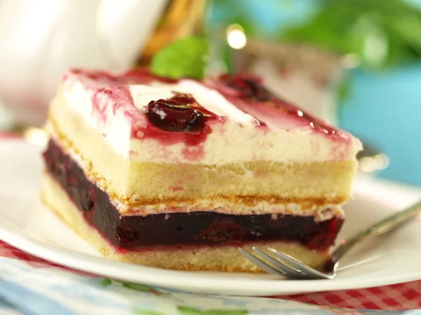 Cake with cherries and cream — Stock Photo, Image