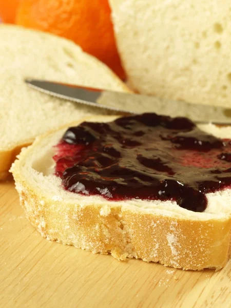 Panino con marmellata di ciliegie, primo piano — Foto Stock