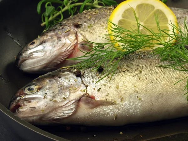 Trouts ready for frying, closeup — Stock Photo, Image