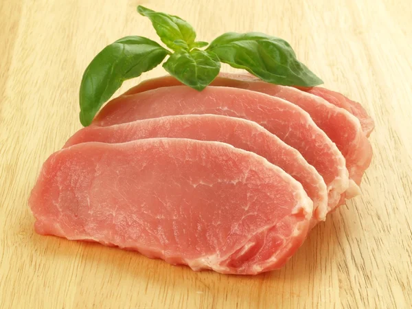 Scheiben rohes Schweinefleisch — Stockfoto