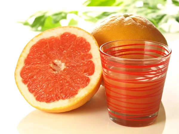 Pink grapefruit with juice — Stock Photo, Image