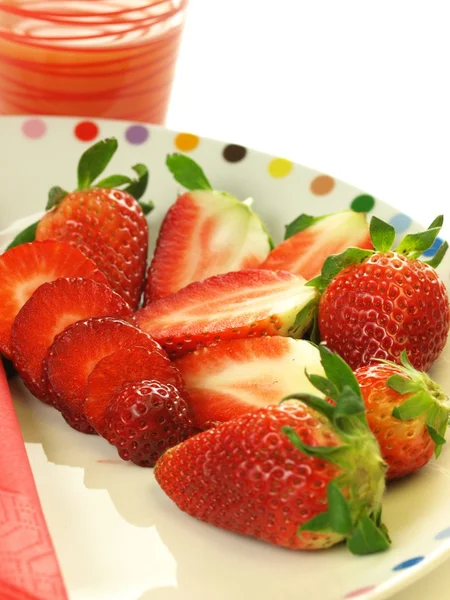 盘子草莓，特写 — 图库照片