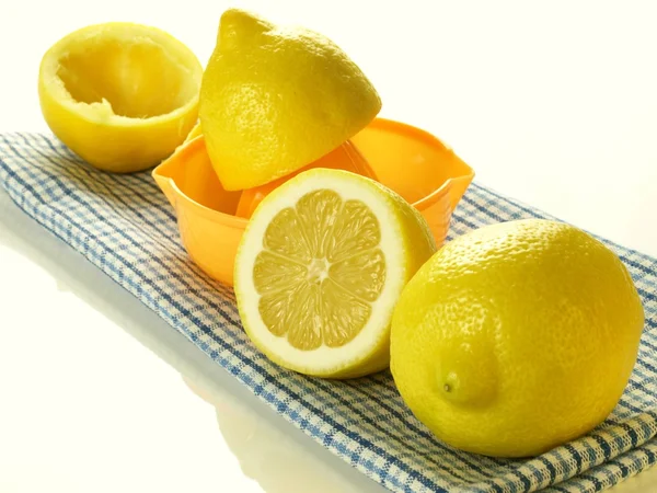 Limoni per spremitura, isolati — Foto Stock