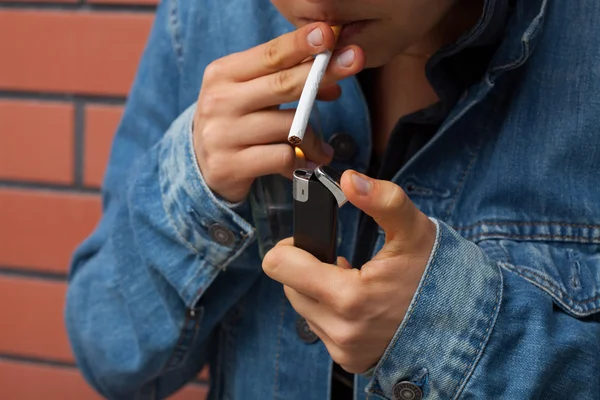 Smoker with lighter — Stock Photo, Image