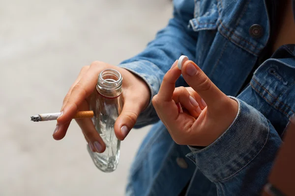 Pill-taker with alcohol — Stock Photo, Image