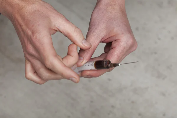 Mano de hombre con jeringa — Foto de Stock