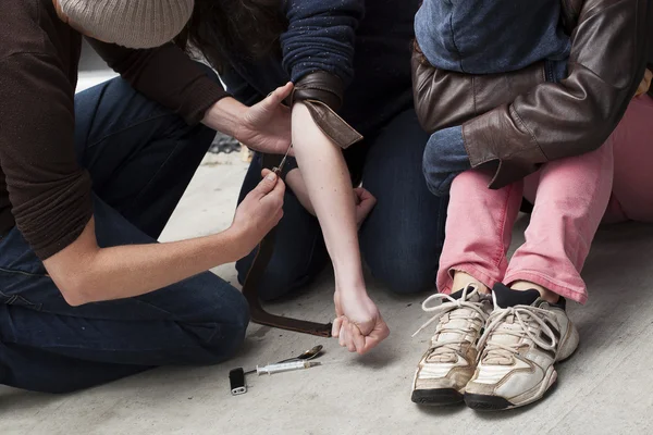 Injecting drugs — Stock Photo, Image