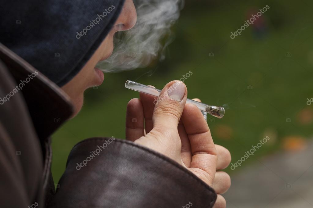 Hand Holding Pipe Smoking Marijuana Cannabis Smoking Devices Stock Photo by  ©Oleksandrum79 283736568