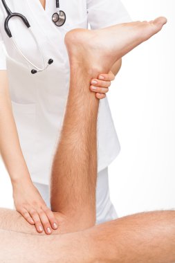 ortopedi uzmanı muayene adamın bacakları