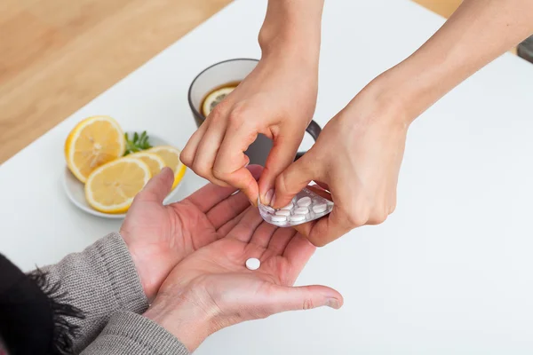 Dar um medicamento a um doente — Fotografia de Stock