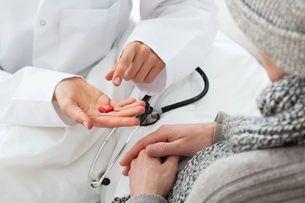 Doctor giving a medicine — Stock Photo, Image