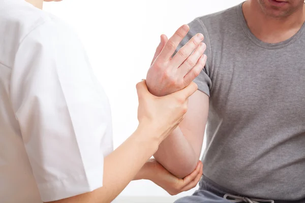 Physiotherapist with patient — Stock Photo, Image