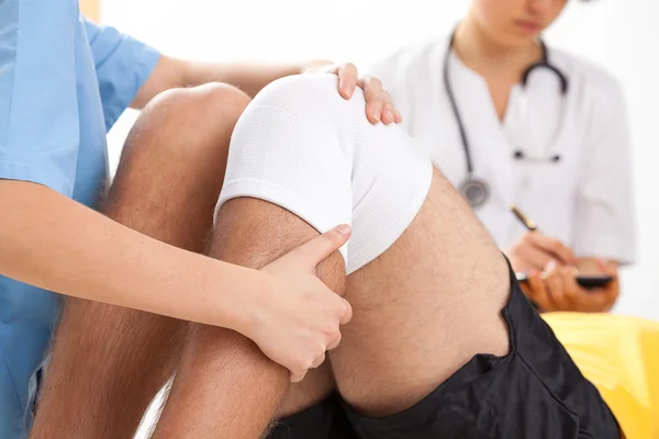 Herstel na een knie operatie — Stockfoto