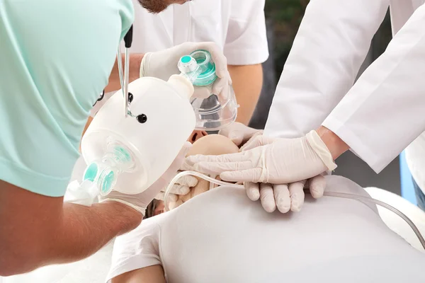 Respiração por ressuscitação cardiopulmonar — Fotografia de Stock