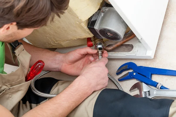 Handyman con herramientas reparando un equipo — Foto de Stock