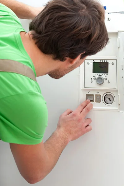 Repairman fixing a boiler — Stock Photo, Image