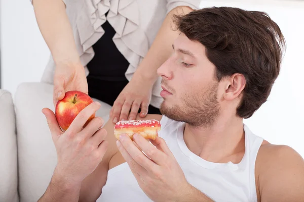 Valet mellan godis och frukt — Stockfoto