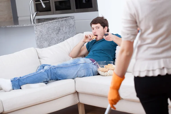 Lazy man doesn't want to help his wife — Stock Photo, Image