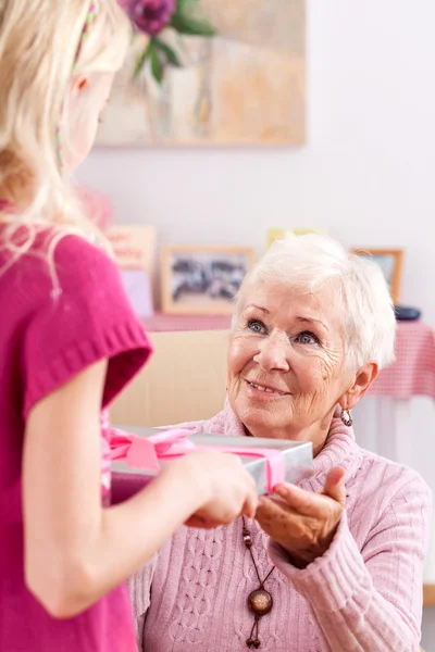 Ein Geschenk erhalten — Stockfoto