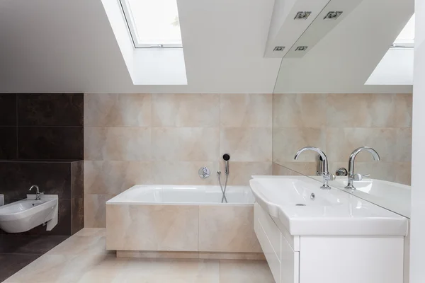 Interior del baño con azulejos beige — Foto de Stock