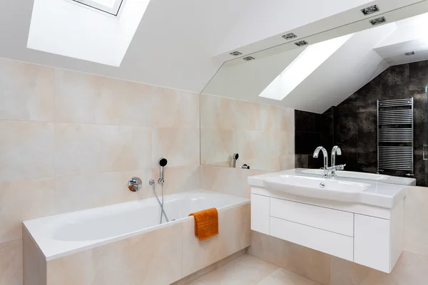 Bathroom with huge mirror — Stock Photo, Image