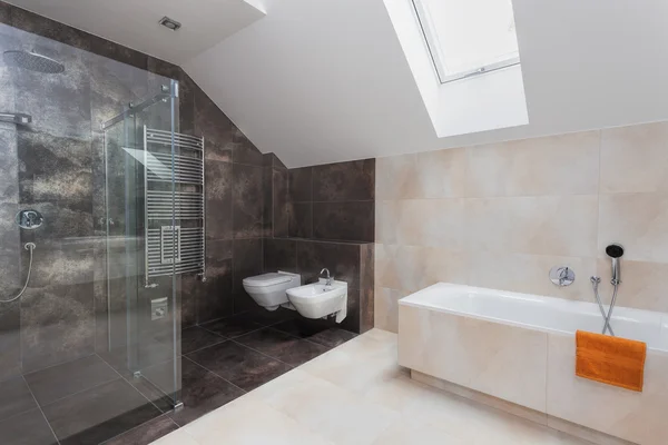 Bathroom with shower and bath — Stock Photo, Image