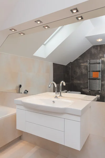 Kamar mandi putih tenggelam dengan rak — Stok Foto
