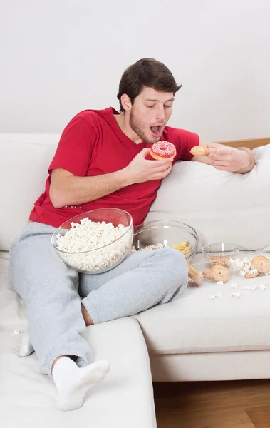 Jonge couch potato — Stockfoto