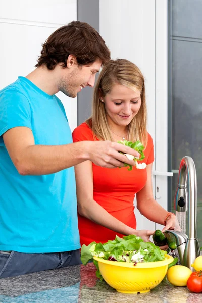 Young people prefer healthy food — Stock Photo, Image