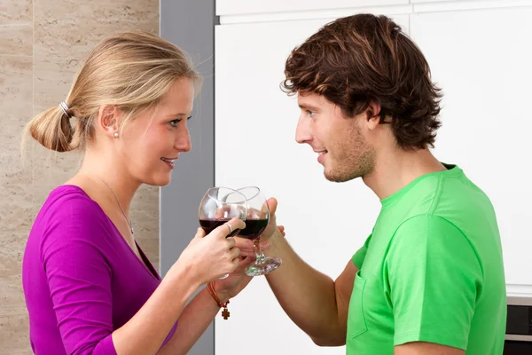 Paar mit Weingläsern — Stockfoto