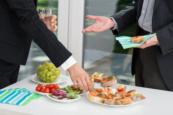 Mensen uit het bedrijfsleven hebben maaltijd samen — Stockfoto