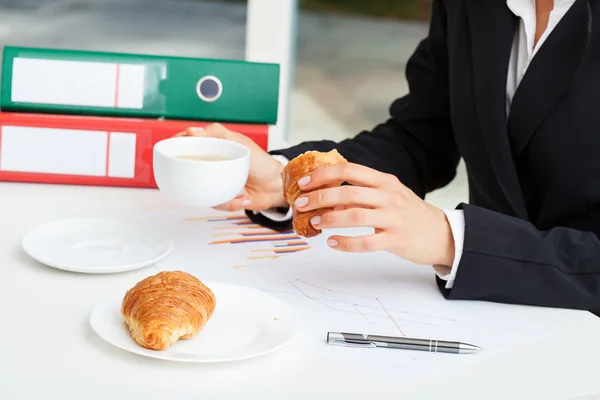Pausa para café com croissant — Fotografia de Stock