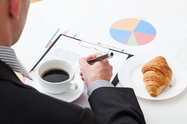 Café y croissant durante el trabajo —  Fotos de Stock