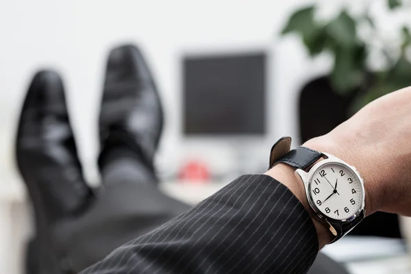 Primer plano del reloj de hombre de negocios —  Fotos de Stock