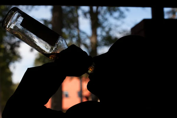 Homem sem abrigo a beber álcool — Fotografia de Stock