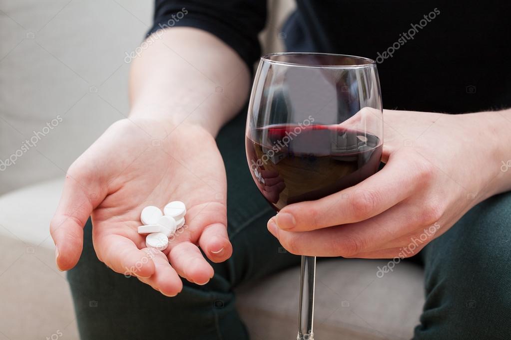 Woman taking painkillers and alcohol — Stock Photo © photographee.eu
