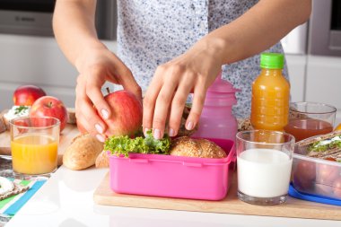 küçük kız pembe öğle yemeği kutusu