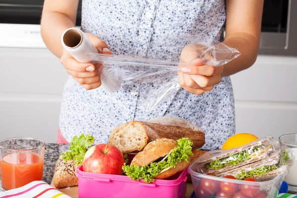 Lebensmittel für das Mittagessen einpacken — Stockfoto