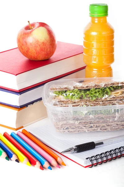 Hälsosam lunch med skolmaterial — Stockfoto