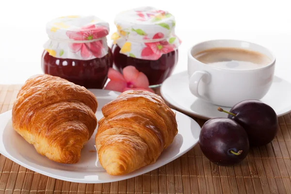 Croissants Kaffee und Marmelade — Stockfoto