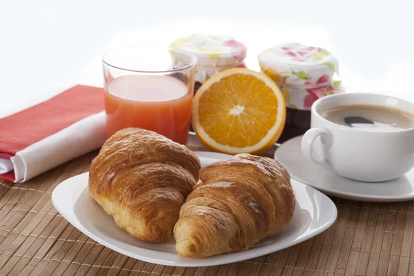 Délicieux petit déjeuner avec croissants — Photo