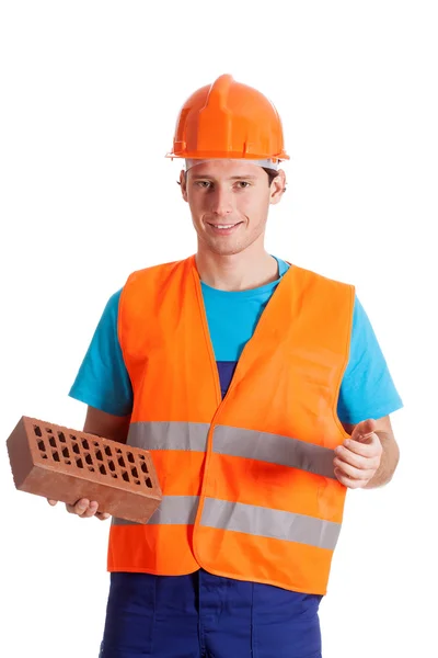 Bauunternehmer hält einen Ziegel — Stockfoto