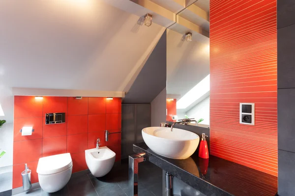 Intérieur salle de bain rouge — Photo