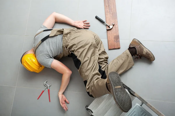 Klusjesman daalde van ladder — Stockfoto