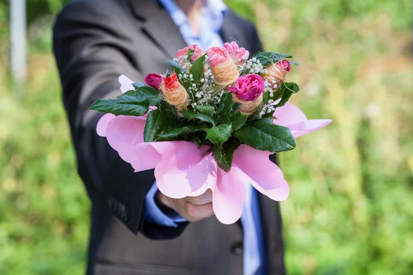 Elegante man met boeket — Stockfoto