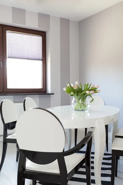 Vibrant cottage - White table — Stock Photo, Image