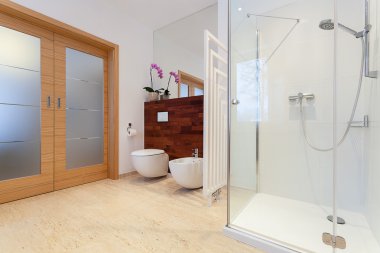 geniş banyo kapıları ile
